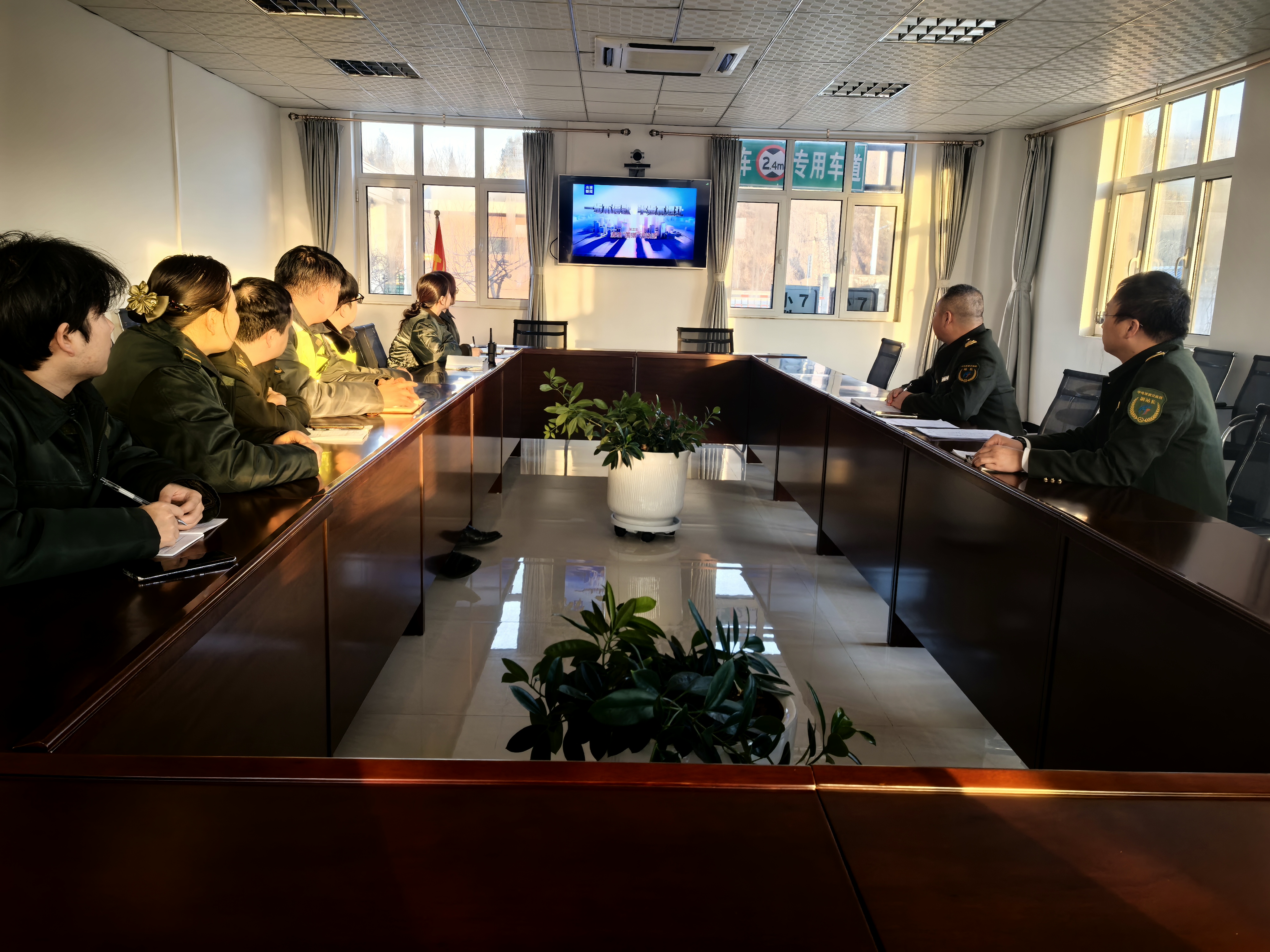 内丘北收费站组织观看反腐警示教育片《一步不能歇 半步不退让》.jpg 内丘北收费站组织观看反腐警示教育片《一步不能歇 半步不退让》.jpg