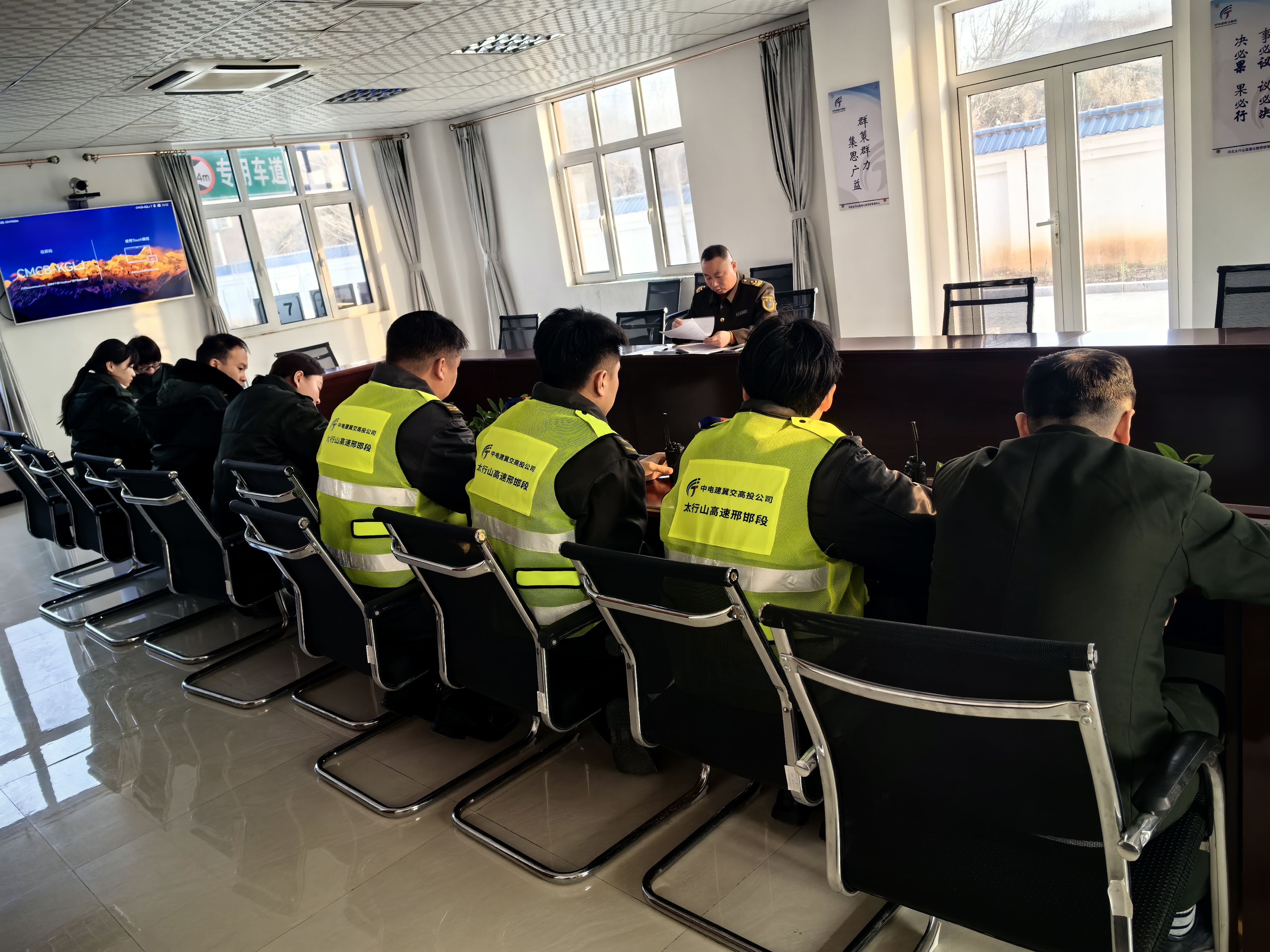 内丘北收费站党支部:主题党日进乡村 “冀交万里行”服务暖民心.jpg 内丘北收费站党支部:主题党日进乡村 “冀交万里行”服务暖民心.jpg