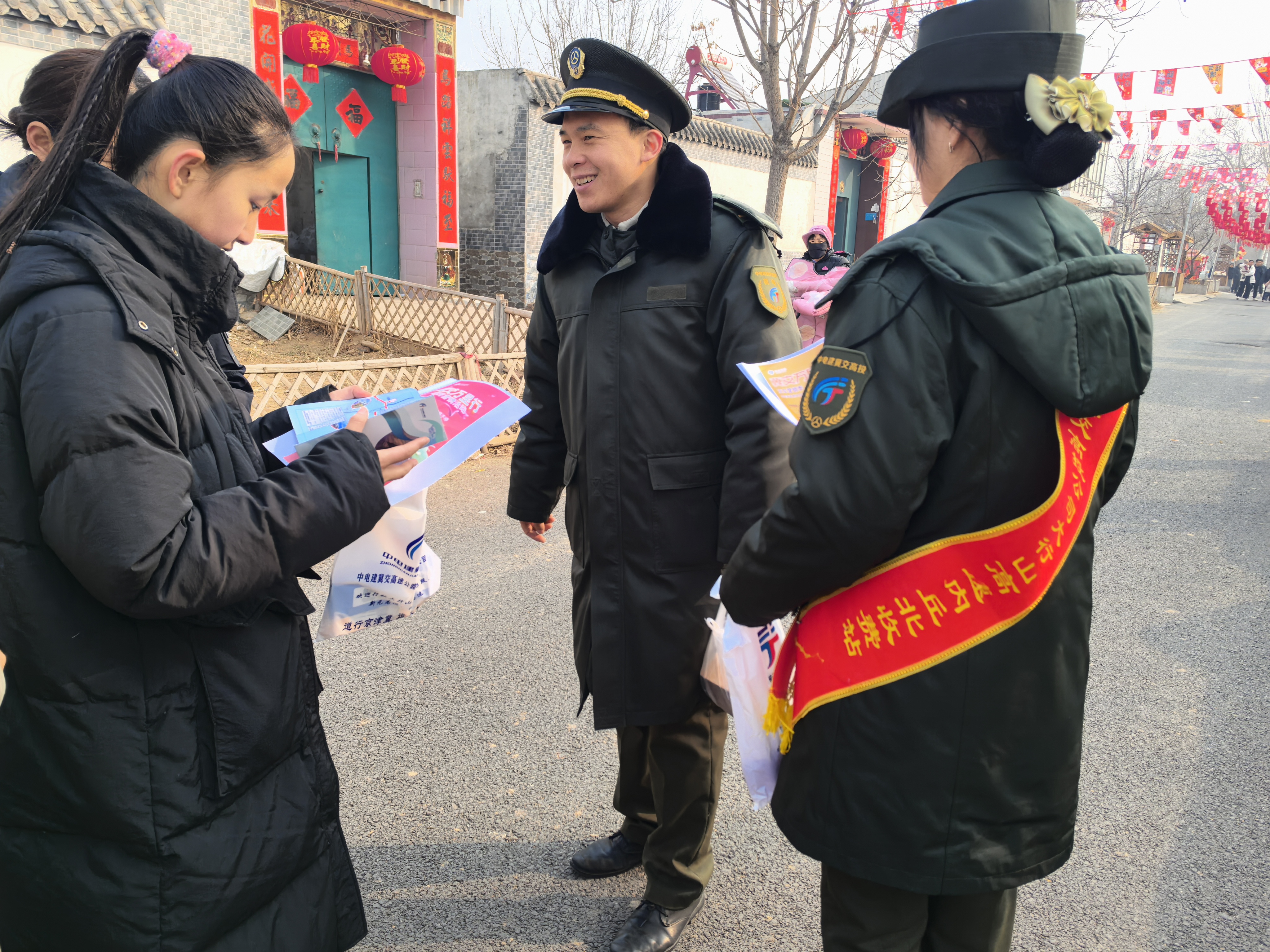 内丘北收费站党支部:主题党日进乡村 “冀交万里行”服务暖民心 (2).jpg 内丘北收费站党支部:主题党日进乡村 “冀交万里行”服务暖民心 (2).jpg